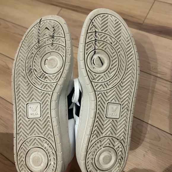 Veja Sneakers
Size Men’s 10 - Picture 6 of 9